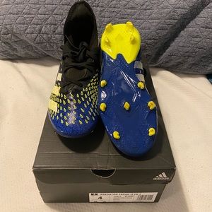Boys size 4 Adidas soccer cleats Predator Freak
Only worn once
